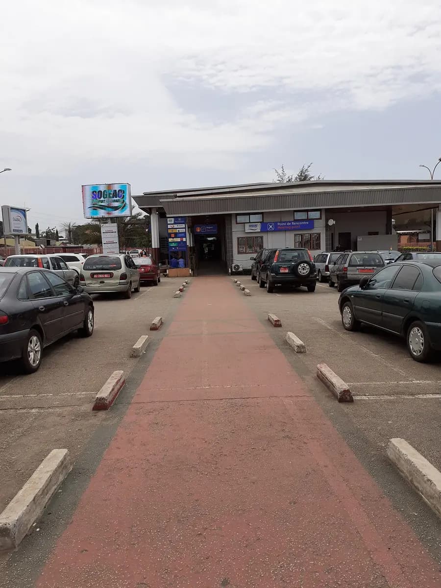 Entrée du terminal de l'aéroport de Conakry, dépose-minute