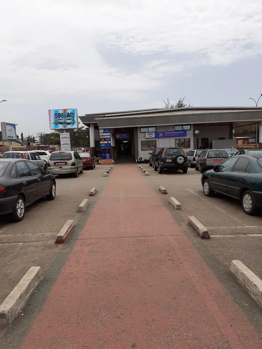 Entrée du terminal de l'aéroport de Conakry, dépose-minute